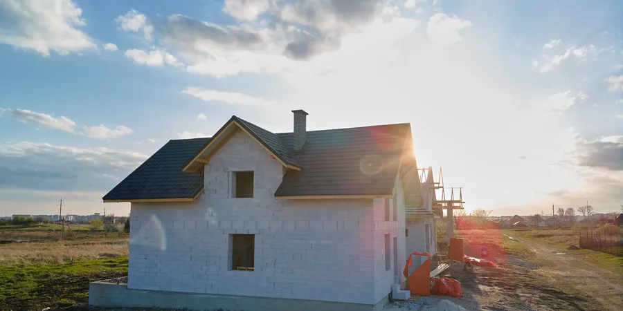 Mūrinių namų statyba ir modernūs projektai: fasadų ilgaamžiškumo formulė