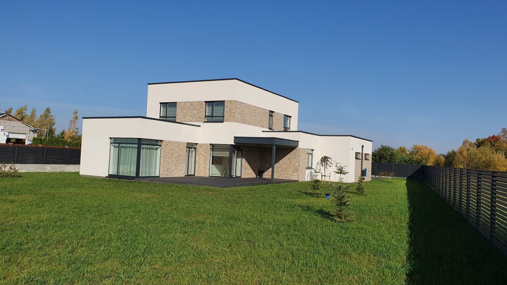 Baltas modernus EKIE namas su veja