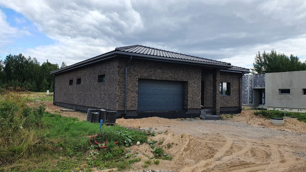 Mūrinis namas statybos etape